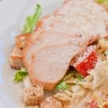 Salat mit „Džiugas“-Käse und Huhn